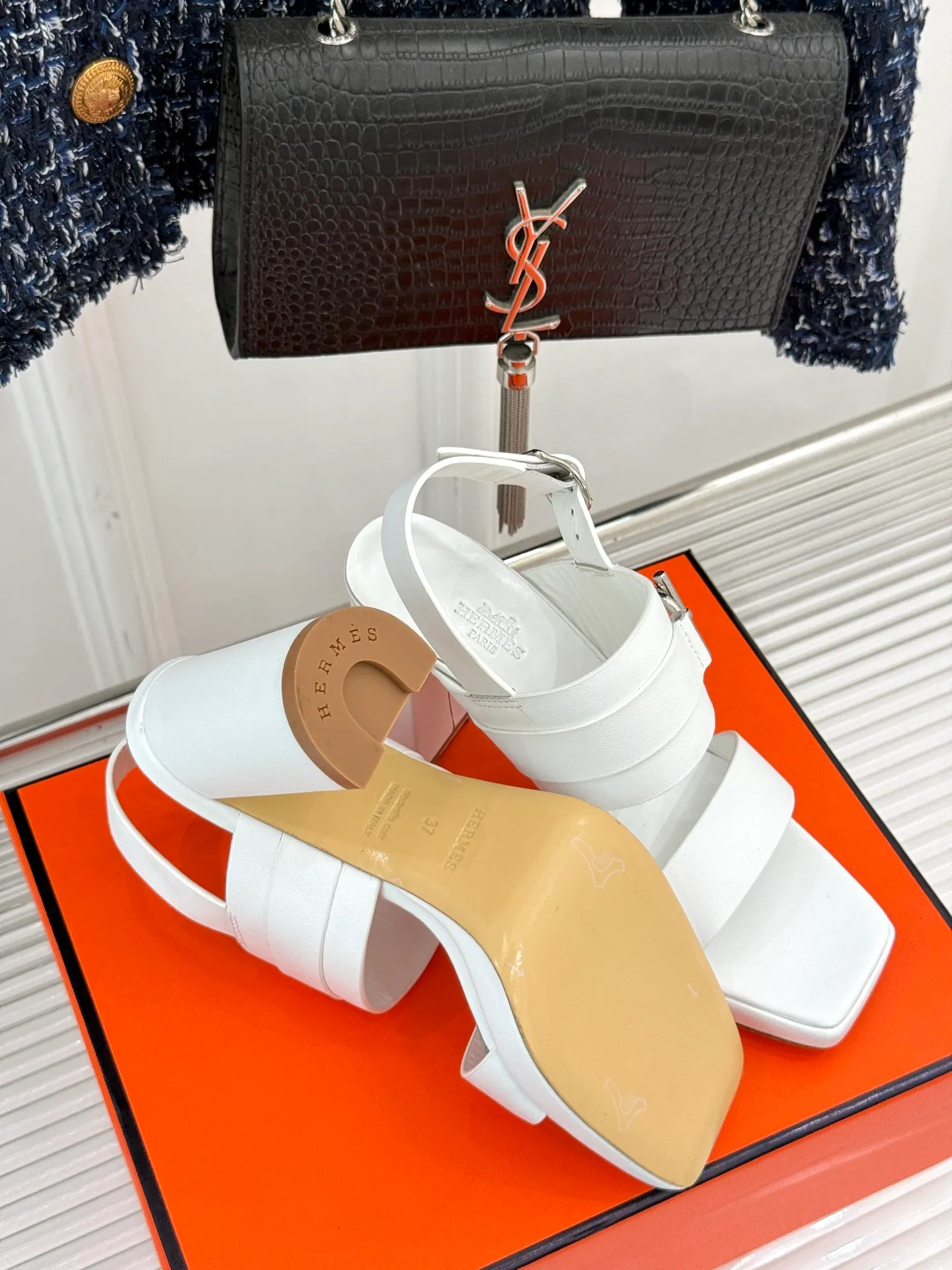 👟👟Ex-factory price 660👟👟Hermès/Hermès classic waterproof platform strap, thick heel high-heeled sandals, extremely retro design, strong exotic style, full of fashion, and stylish when worn casually. The simple style is great when paired with a sense of high-end. It’s hard not to love the versatile colors and smooth lines! The fabric is made of imported cowhide/sheep leather. The inner feet are all lambskin. Water platform: 2cm. Heel height: 9.5cm. Italian imported cowhide leather outsole. Size: 35-39 (40/41/42 customized)